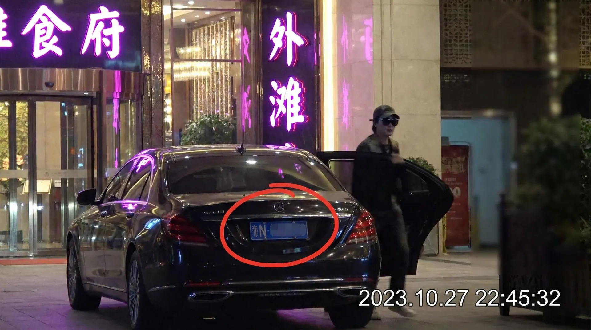 火博体育网站官网 - 豪车餐厅外偷拍
